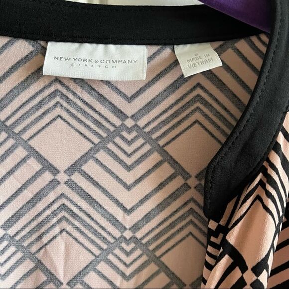 2/$16 New York & Company Pink Print V Neck Faux Wrap Blouse; SZ S; NWOT - Picture 4 of 7
